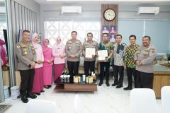 Kapolda Riau Hadiri Penyerahan Hibah 1 unit Mobil Hiace dari BRI Peduli kepada Yayasan Bhayangkari 